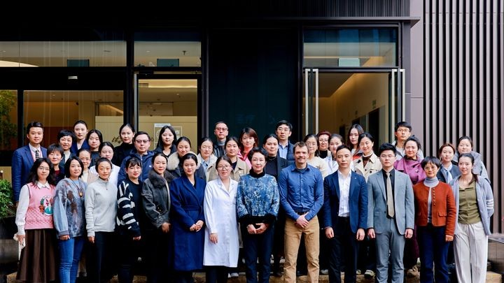 民建渝中区二十支部走进松山会员医院调研交流合影