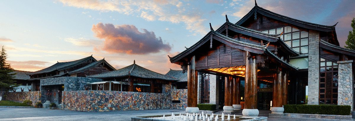 古城暮色下的度假建筑实景