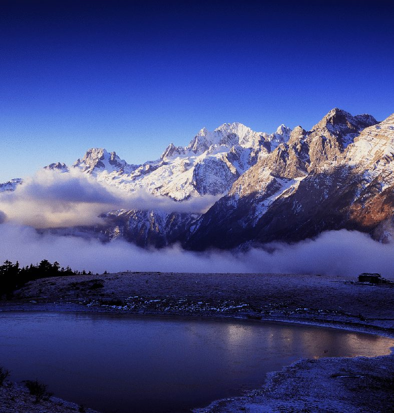 雪山高原湖泊实景